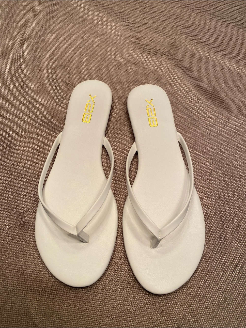 X2B white flip flops size 10